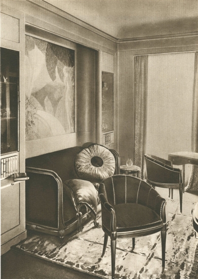 Boudoir par Sardou et Mercier - Au sol, un tapis tissé par la manufacture Coupé, vue générale du stand extraite du Rapport général de l'Exposition 1925