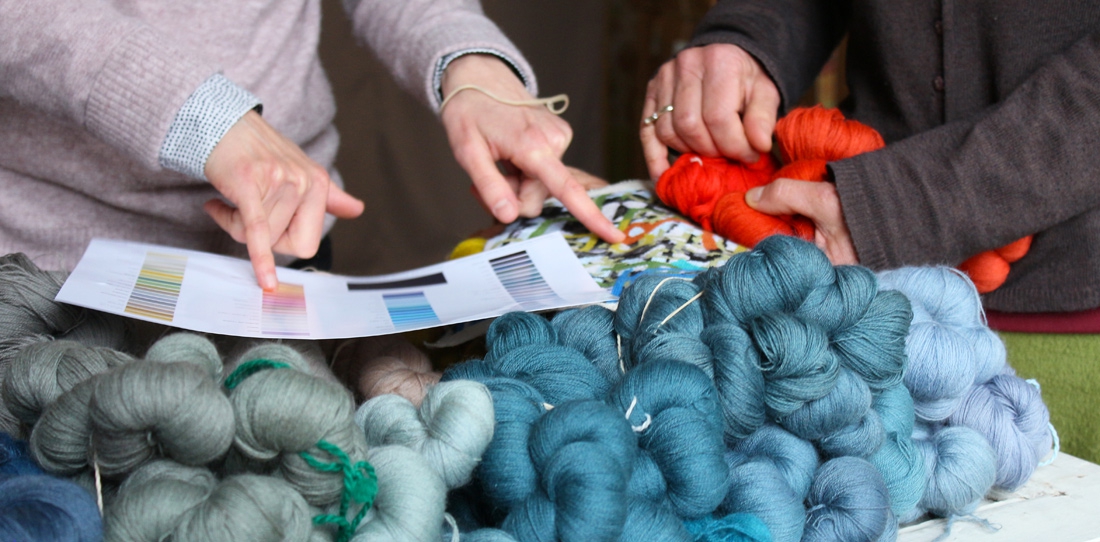 Tapis-Porte : choix des laines suivant le nuancier proposé par les artistes