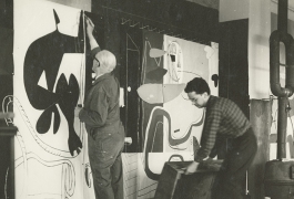 Le Corbusier au travail sur un carton de tapisserie avec Pierre Baudouin