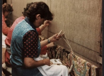 Tissage d'un tapis de savonnerie sur métier de haute lisse, manufacture Hamot.