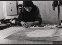 Lissière au métier de basse lisse, atelier de tissage de l'École Nationale d'Arts décoratifs d'Aubusson, 1985 