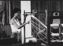 Montage de la chaîne en préparation du tissage : l'ourdissage, atelier de basse lisse de l'École nationale d'Arts décoratifs d'Aubusson, 1985