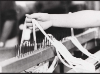 Montage de la chaîne sur le rateau, atelier de basse lisse de l'École nationale d'Arts décoratifs d'Aubusson, 1985.